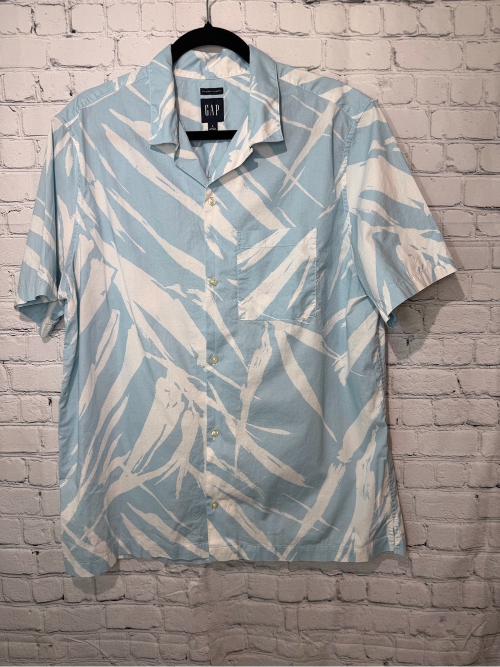 Men’s GAP size large blue with splashes of white short sleeve shirt